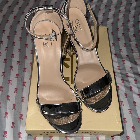 Silver Heels - Picture 4 of 4